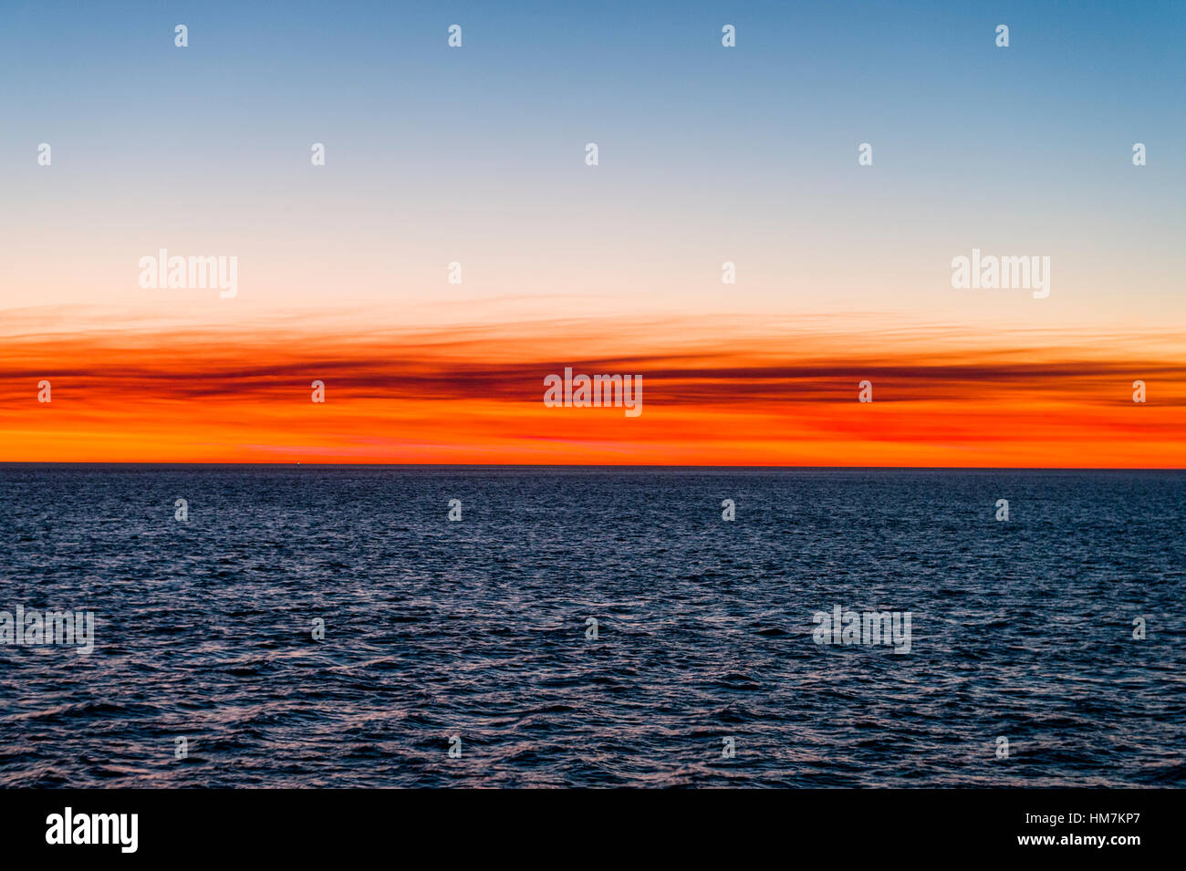 Flammende rote Abendrot über den Ozean Horizont bei Sonnenuntergang. Stockfoto