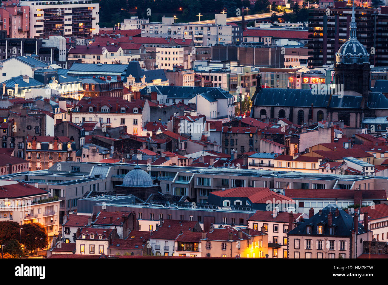 Frankreich, Auvergne-Rhone-Alpes, Clermont-Ferrand, Stadtbild in der Abenddämmerung Stockfoto