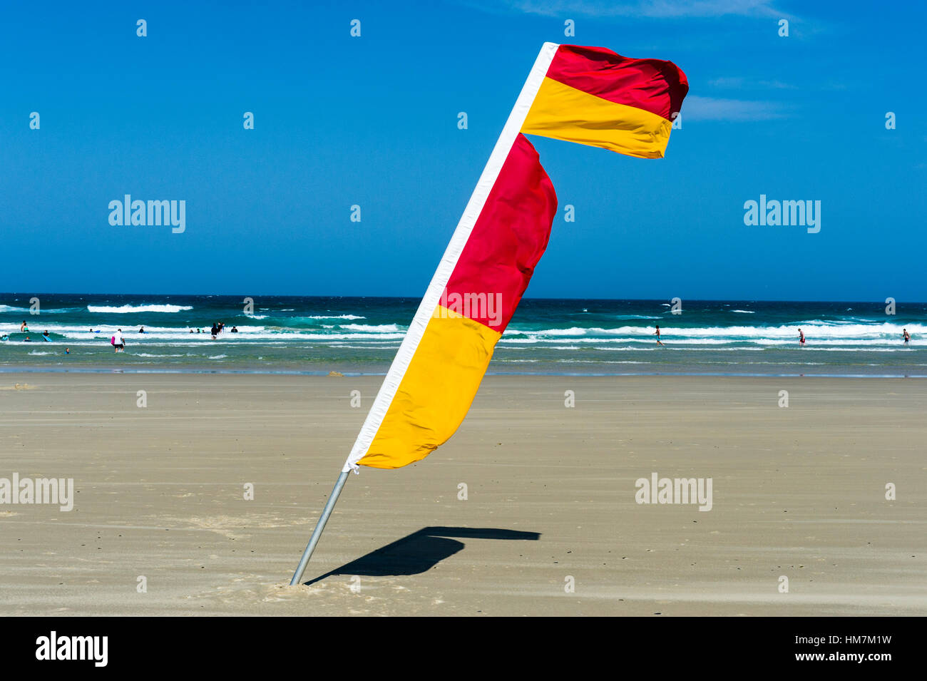 Ein Surf Lifesaving Flag identifiziert die bewachten Badestelle am Strand. Stockfoto