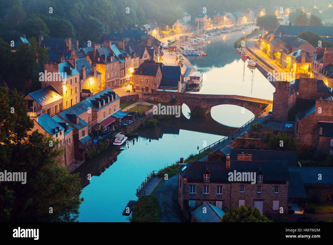 Frankreich, Bretagne, Dinan, Stadtbild mit Fluss im Morgengrauen Stockfoto