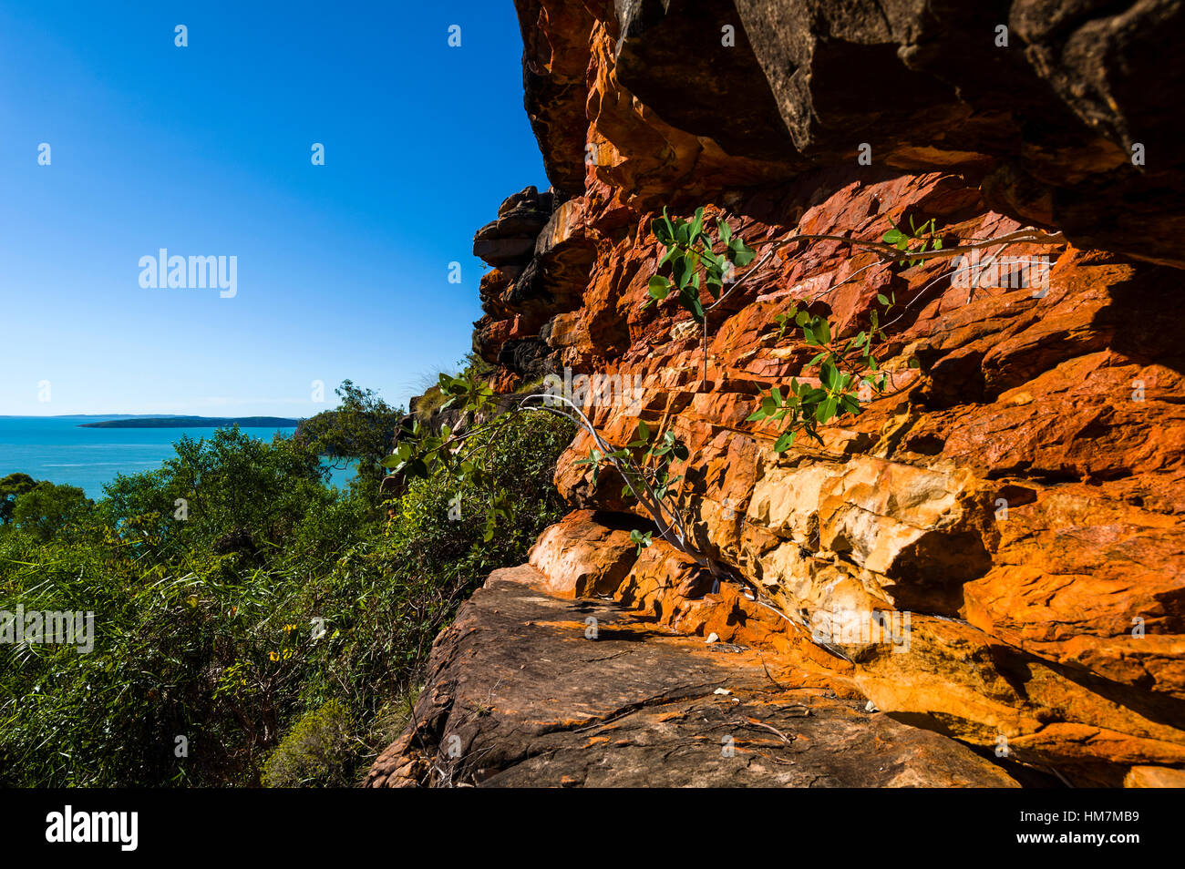 Eine ockerfarbene Sandstein mit Blick auf das Reich türkisblaue Meer. Stockfoto