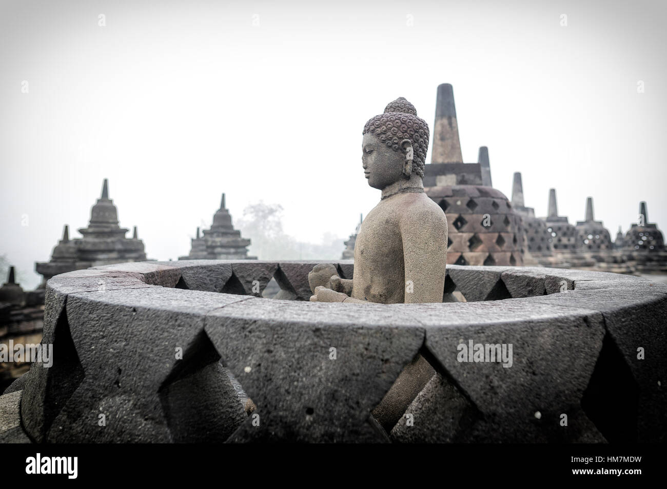 Buddhistische Tempel Borobudur bei Sonnenaufgang genommen. Yogyakarta, Indonesien mit vignette Stockfoto