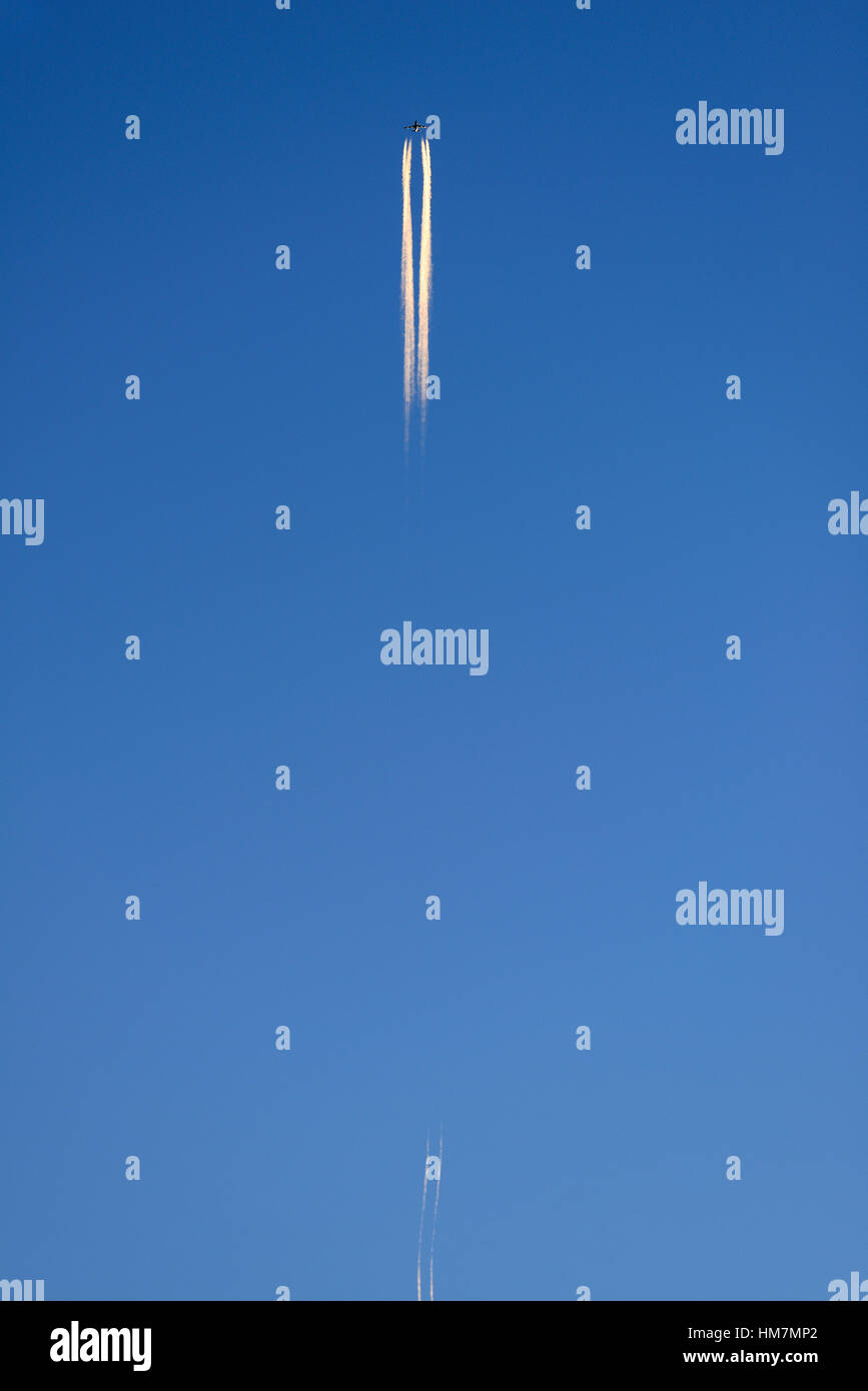 Niedrigen Winkel Blick auf kommerzielle Flugzeug fliegen gegen blauen Himmel Stockfoto