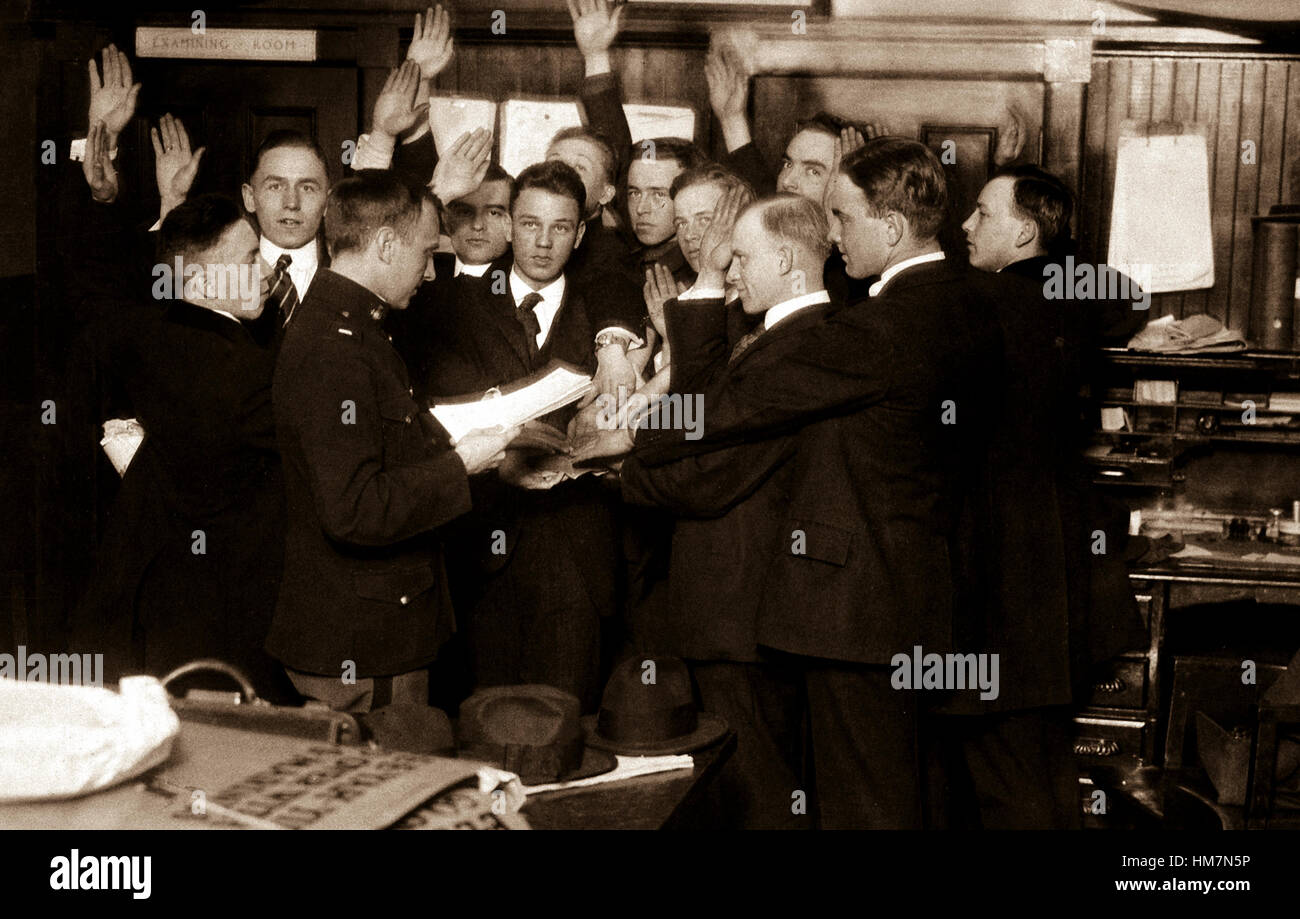 Rekruten für US Marine Corps Vereidigung bei der Personalbeschaffung, New York City.  Ca.  1918 New York Herald.  (Krieg Dept.) Genaues Datum erschossen unbekannte NARA Datei #: 165-WW-474E-18 Krieg & Konflikt buchen #: 435 Stockfoto