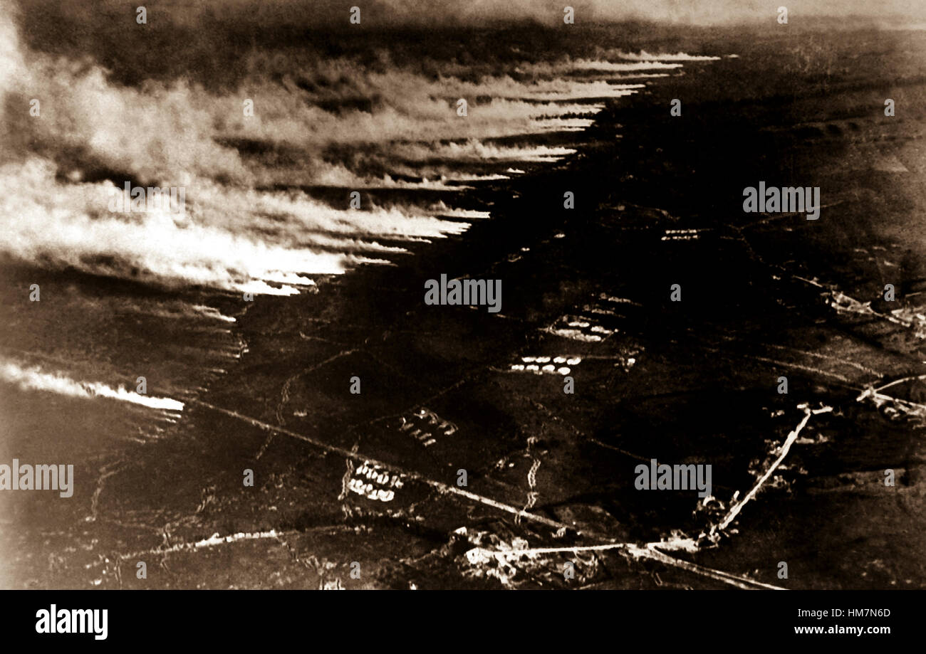 Französische Soldaten machen einen Gas- und Flamme Angriff auf deutschen Gräben in Flandern.  Belgien. (Armee) Genaues Datum erschossen unbekannte NARA Datei #: 111-SC-10879 Krieg & Konflikt buchen #: 642 Stockfoto