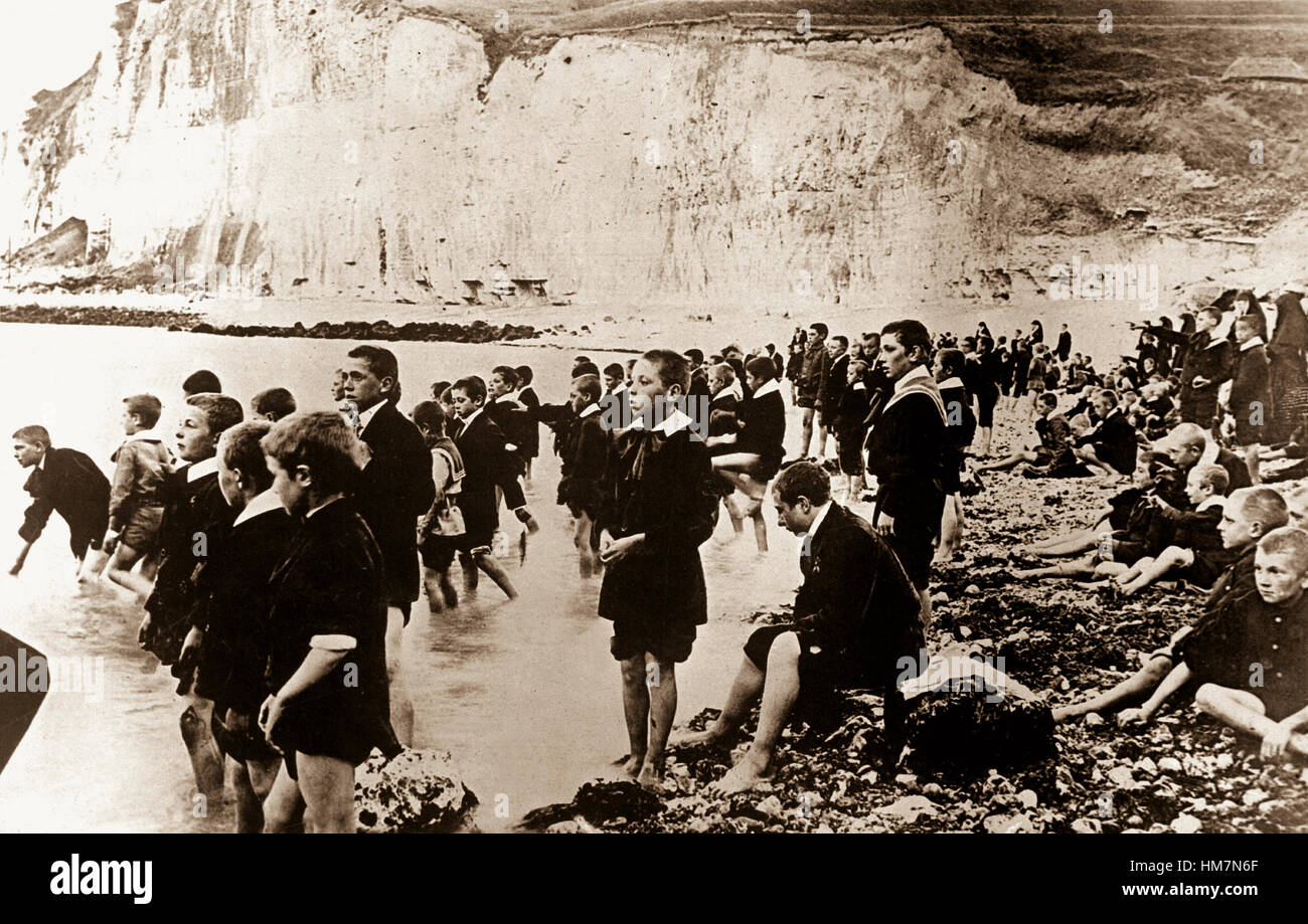 Eine amerikanische Rote Kreuz Ausflug Center an der Küste in der Nähe von Dieppe, Belgien, belgische Schulkinder in der Lage sind, die wenigen glücklichen Momente zu verbringen, die sie kennen.  Ca.  1917-18. IFS. (Krieg Dept.)  Genaues Datum erschossen unbekannte NARA Datei #: 165-WW-179C-11 Krieg & Konflikt buchen #: 679 Stockfoto