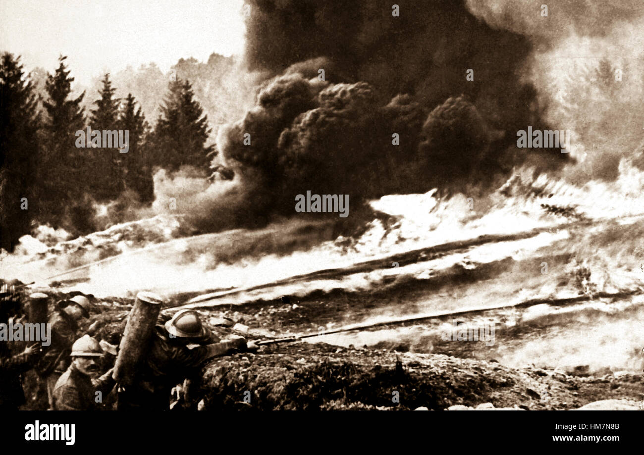 Französische Soldaten mit Flüssigkeit Feuer, um guten Vorteil vor Zeile Gräben in Frankreich.  (Bureau of Medicine and Surgery) Genaues Datum unbekannt erschossen Stockfoto