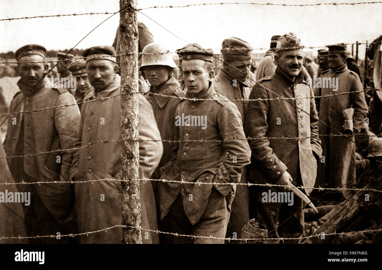 Deutsche Gefangene in einem französischen Gefangenenlager.  Französische bildliche Service.  (Krieg Dept.) GENAUES DATUM UNBEKANNT ERSCHOSSEN Stockfoto