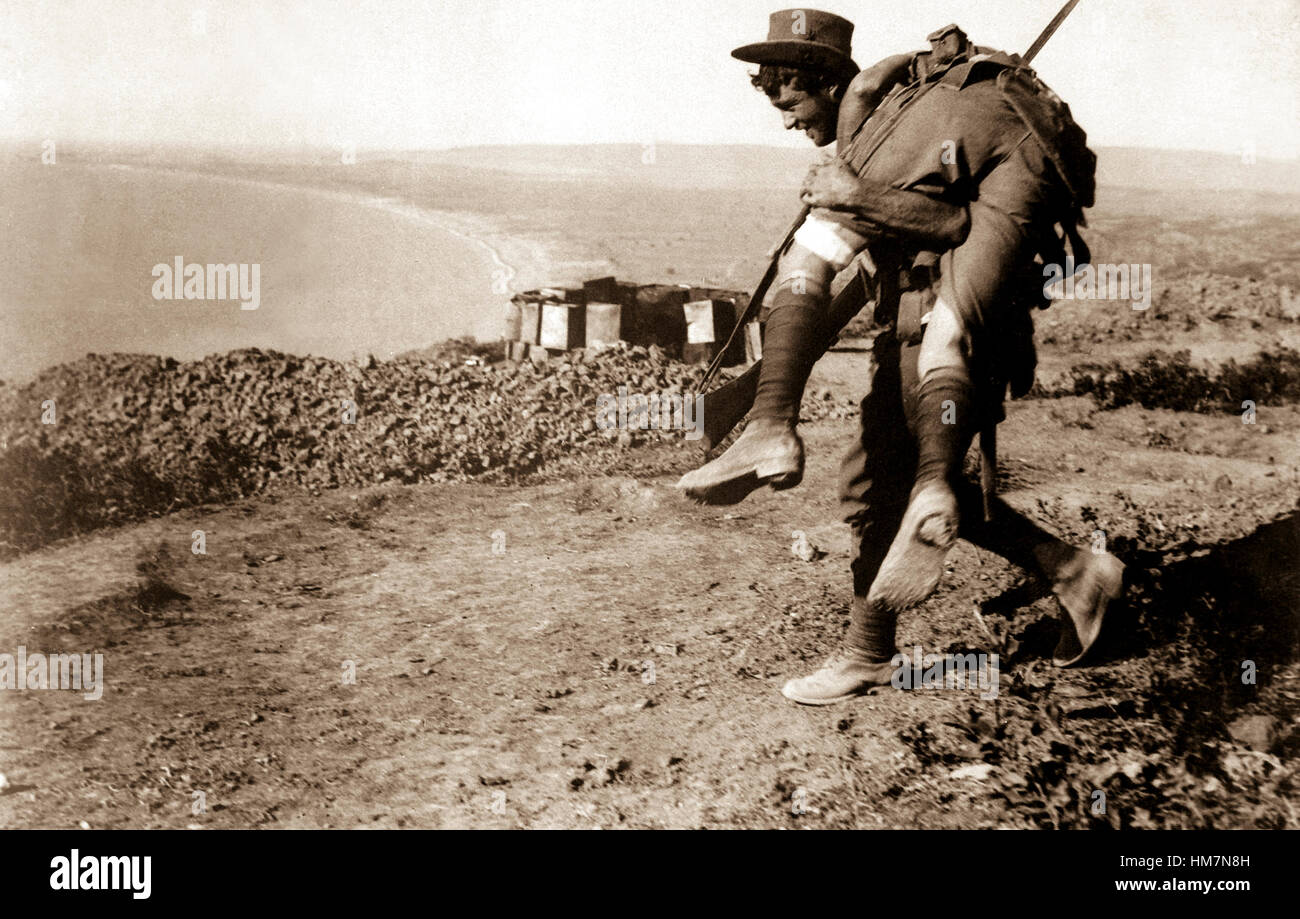 Die unbändige Australier bei Anzac.  Ein Australier in einem verwundeten Kameraden ins Krankenhaus zu bringen.  Dardanelles Kampagne, ca.  1915. britischen Beamten. (Krieg Dept.) Stockfoto