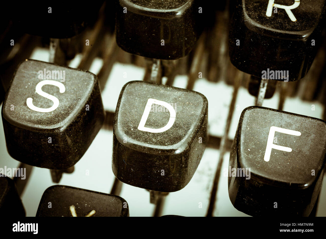 D Brief Nahaufnahme zwischen anderen Buchstaben auf ein original Vintage Schreibmaschinentastatur Stockfoto