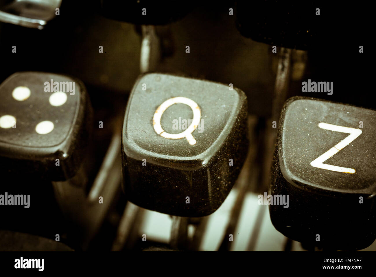 Q Brief Nahaufnahme zwischen anderen Buchstaben auf ein original Vintage Schreibmaschinentastatur Stockfoto