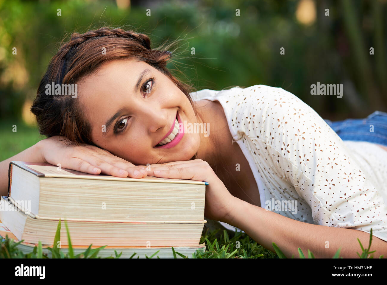 Gril ruht auf einem Stapel Bücher Stockfoto