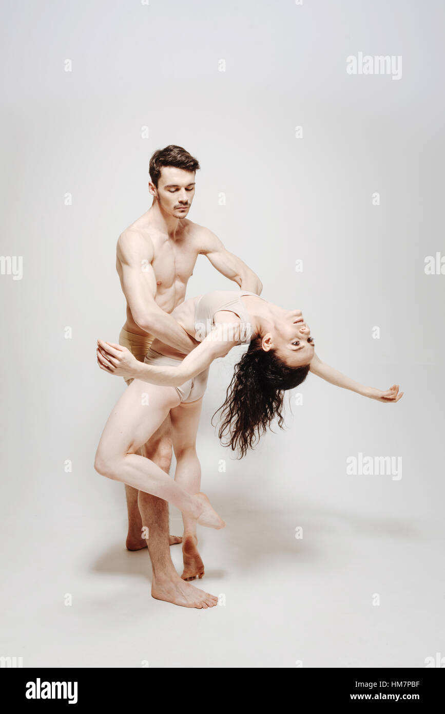 Talentierte Tänzer vor dem weißen Hintergrund Stockfoto