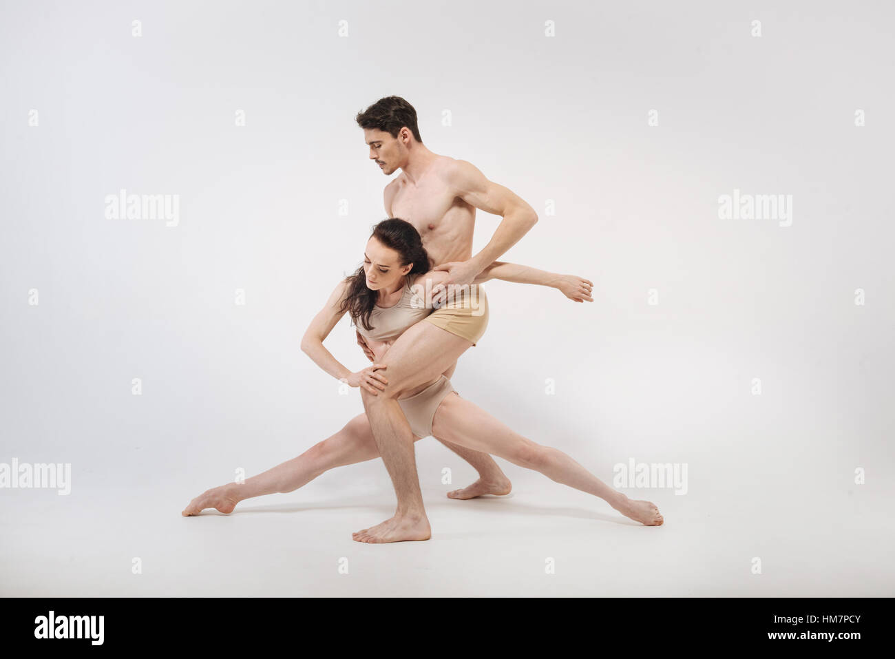 Aktive junge Turner zeigt ihre Choreographie im studio Stockfoto