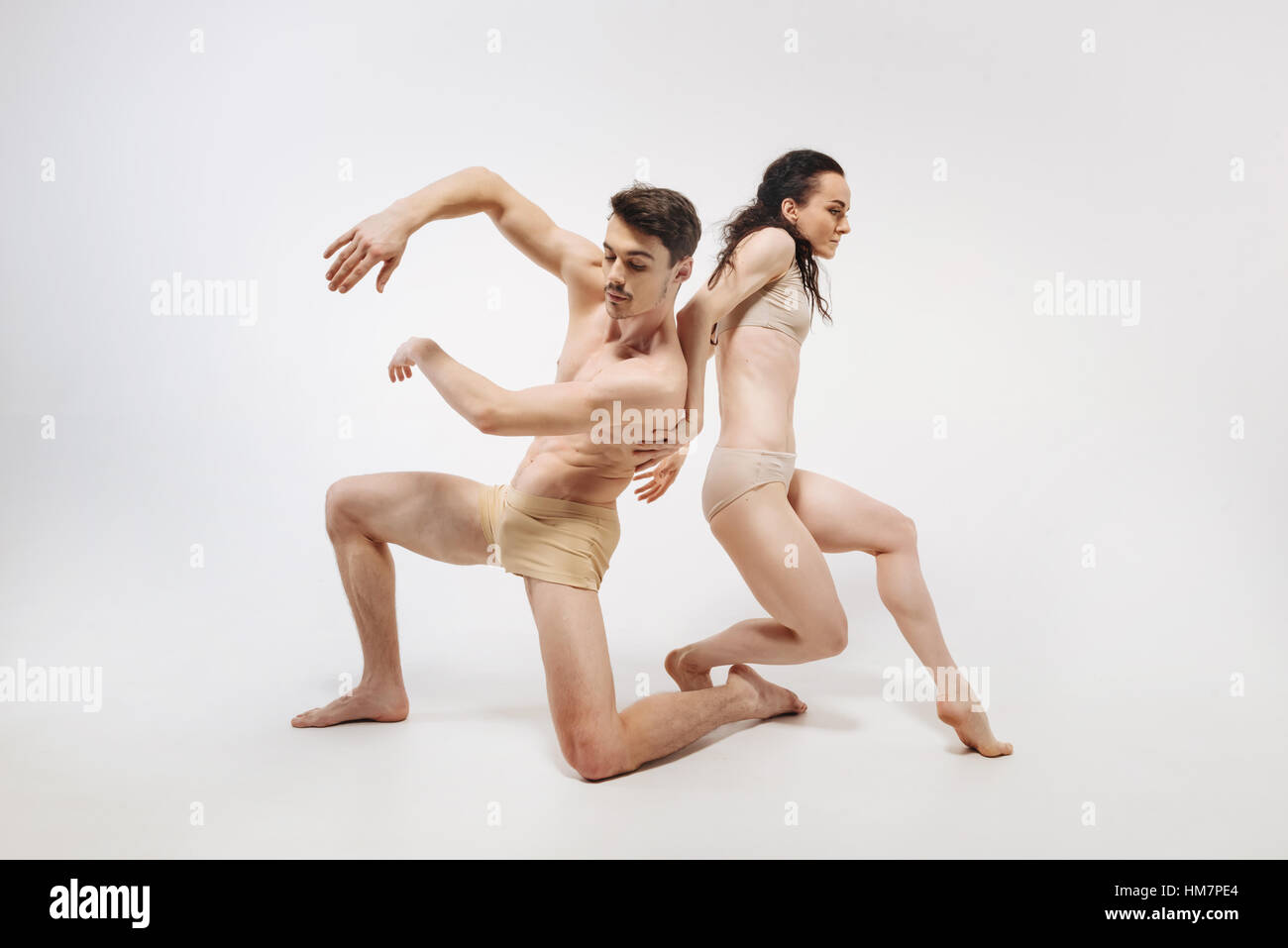 Kreative schlanke Ballett-Tänzer zeigen ihre Ideen Stockfoto