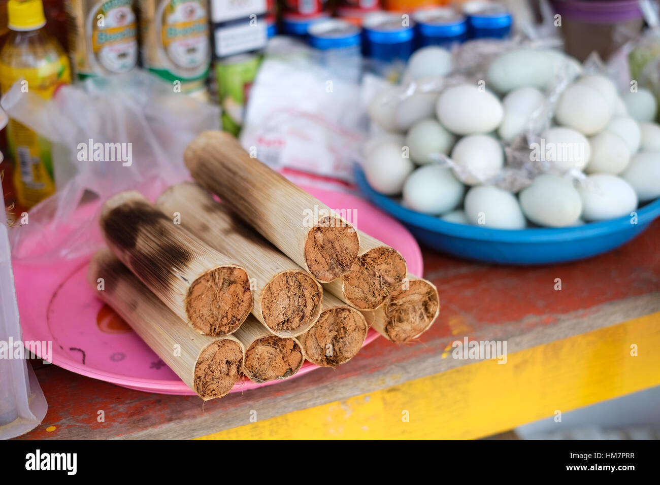 Khao Larm (Bambo Reis) am Markt. Bambus-Reis ist eine Art von kurzen  gekrnten Reis, der beim Frsen mit Bambus Saft behandelt wurde  Stockfotografie - Alamy