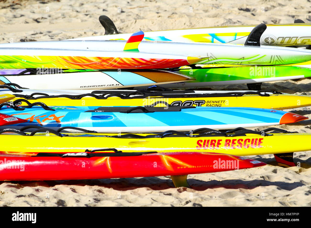 Zahlreiche bunte Rettung Surfbretter am Kings Beach auf der Sunshine Coast von Queensland, Australien. Stockfoto