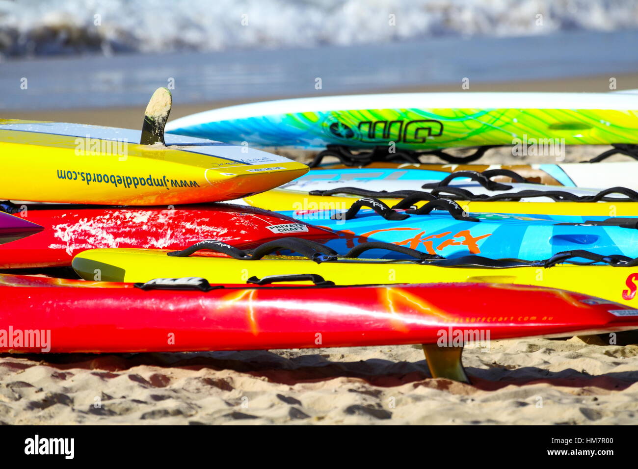 Zahlreiche bunte Rettung Surfbretter am Kings Beach auf der Sunshine Coast von Queensland, Australien. Stockfoto