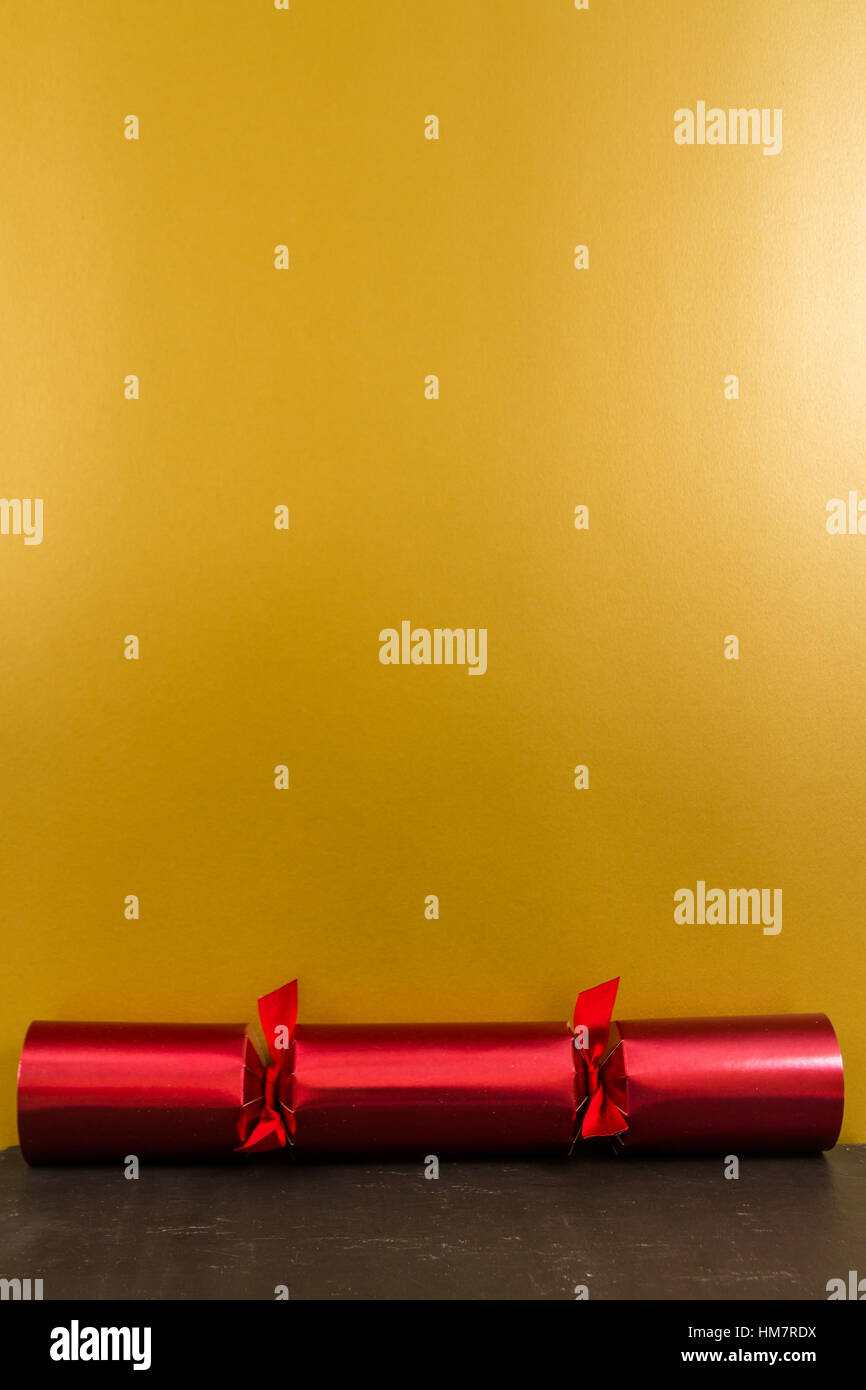 Red Christmas Cracker mit gold Raum über es. Stockfoto