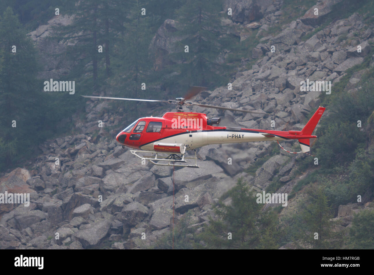 Eurocopter AS350B3 Ecureuil, Reg ich-PHAY, benutzt, um Baumaterialien in Valsavarenche, Italienische Alpen Stockfoto