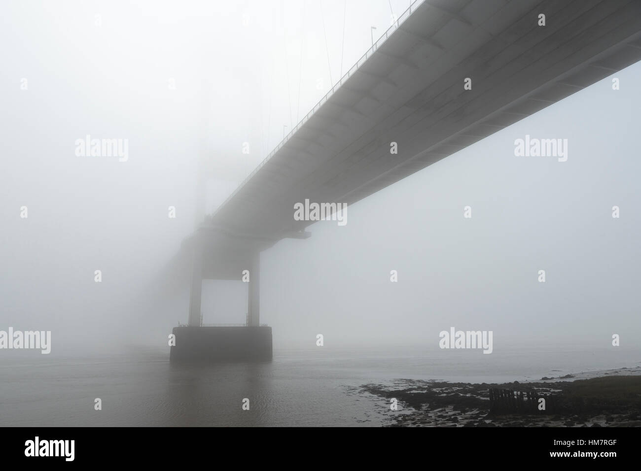 Severn Brücke, Autobahn M48 aus South Wales nach England, an einem nebligen Morgen.  Von Chepstow. Stockfoto