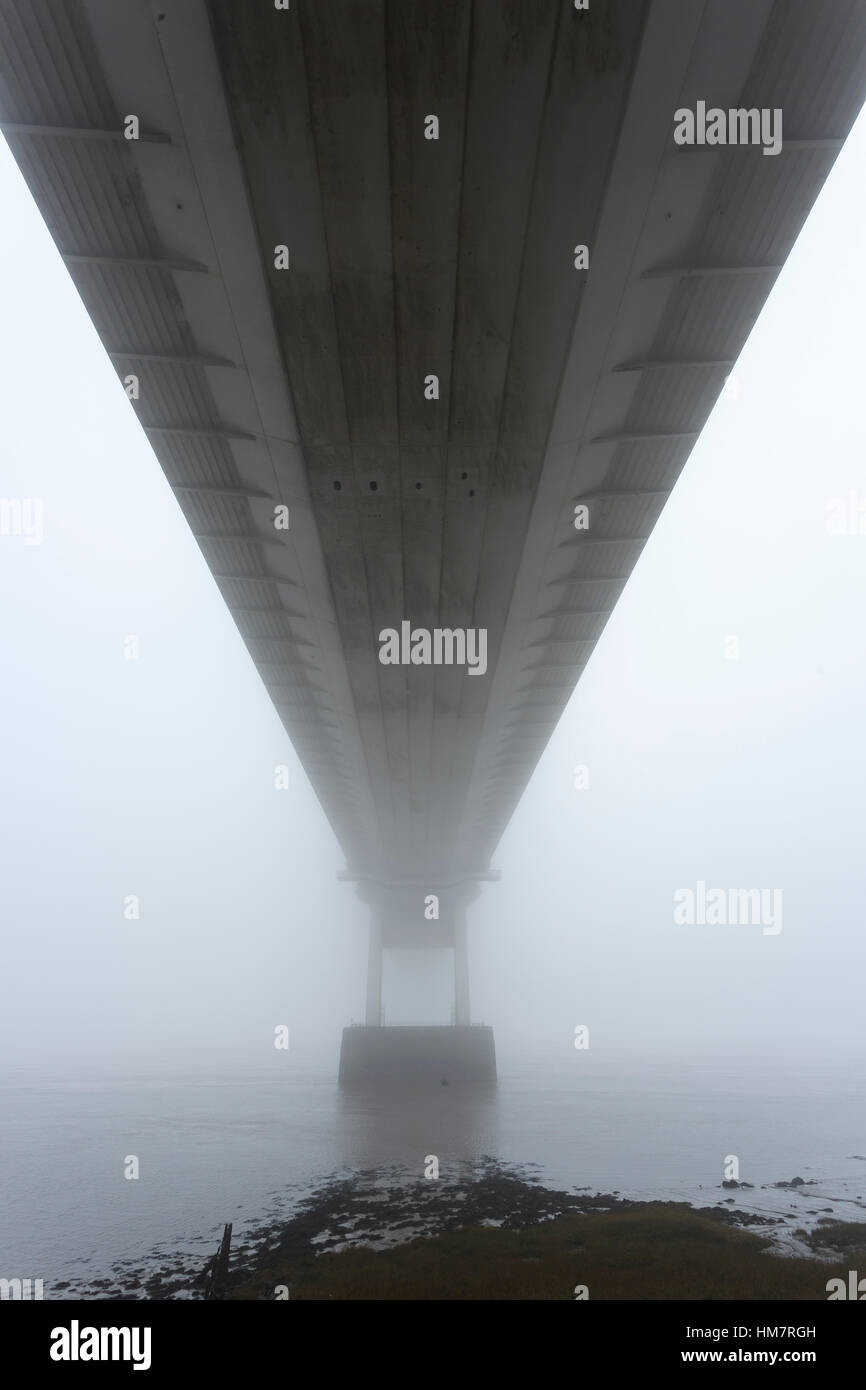 Severn Brücke, Autobahn M48 aus South Wales nach England, an einem nebligen Morgen.  Von Chepstow. Stockfoto