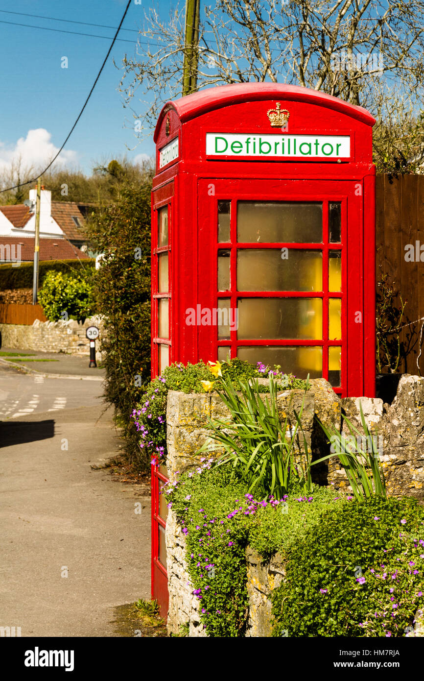 Englische rote Telefonanruf Feld als ein defibrillator Stockfoto