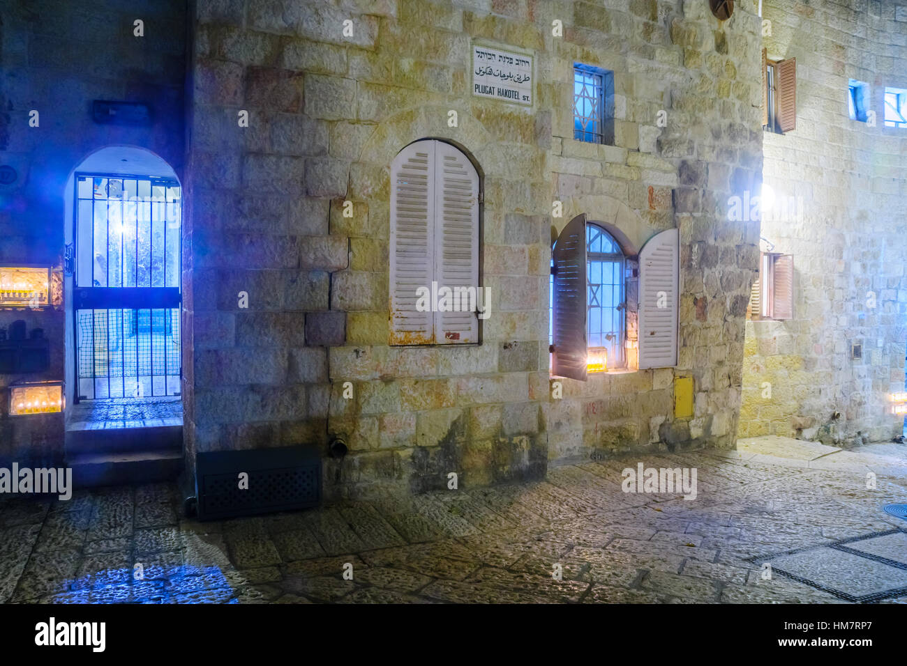 JERUSALEM, ISRAEL - 29. Dezember 2016: Gasse mit einer Darstellung der traditionellen Chanukias (Hanukkah Lampen) mit Olivenöl Kerzen, im jüdischen Viertel, Je Stockfoto