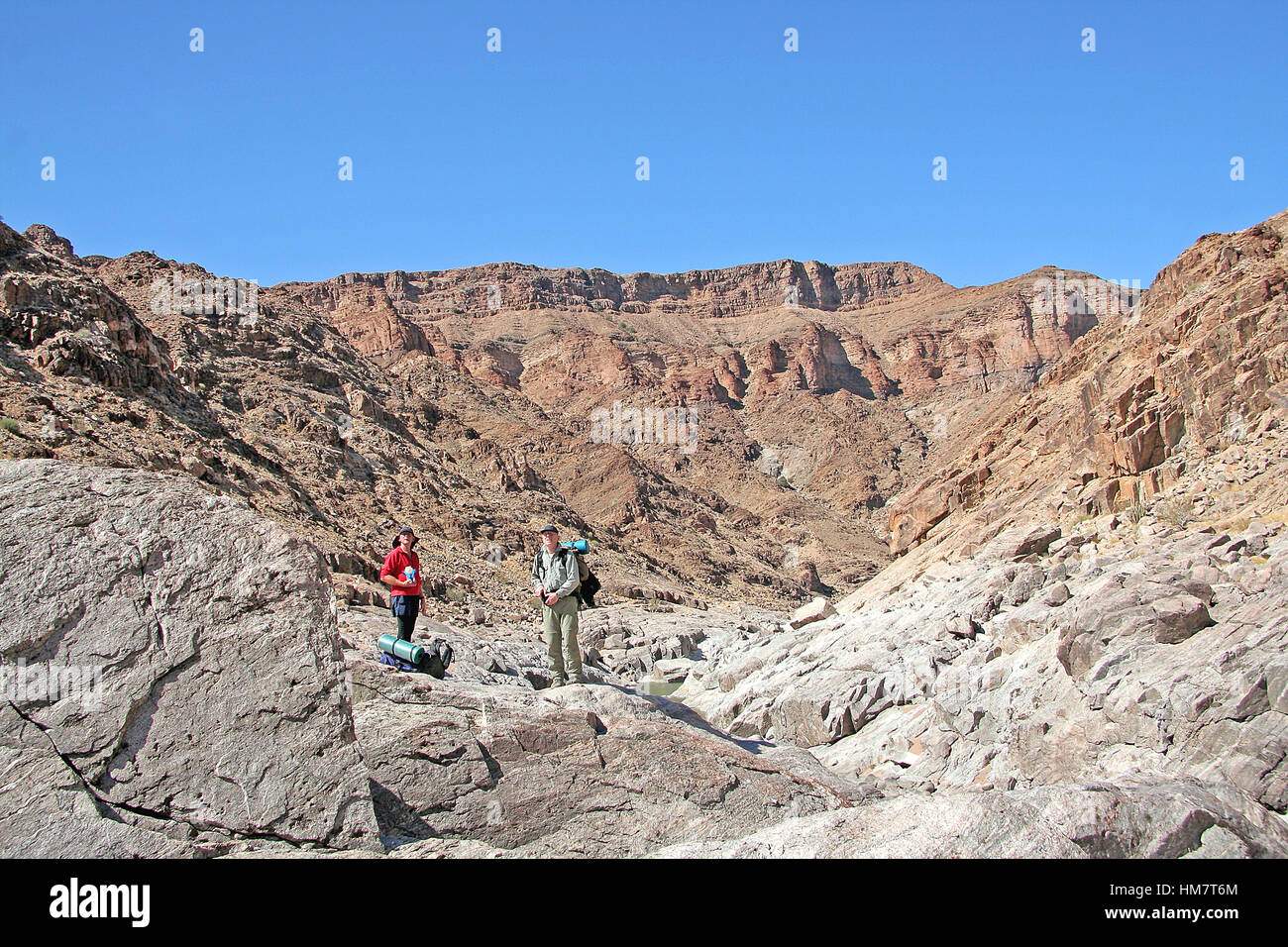 Wanderer genießen die Aussicht am Fish River Canyon Wanderweg ein halb Wüste Schlucht im Süden Namibias Stockfoto