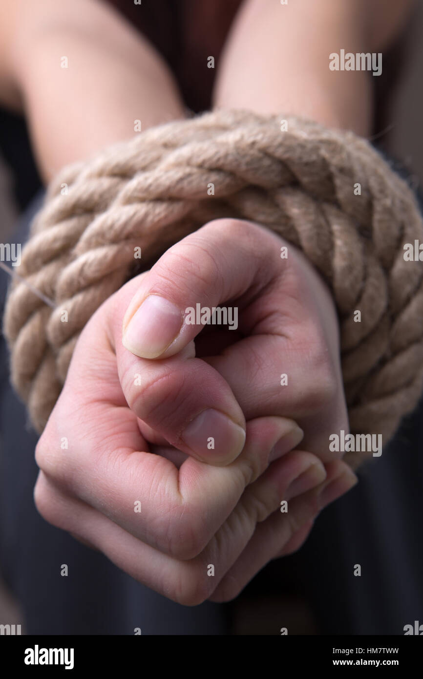 Seil die Hände der Frau gebunden Stockfoto