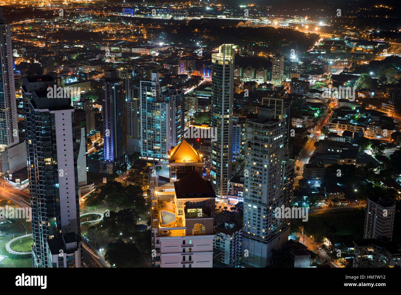 Skyline, Panama City, Panama, Mittelamerika bei Nacht. Cinta Costera Pazifik Küste Beltway Bahia de Panama linear Park Seawall Skyline skyscr Stockfoto