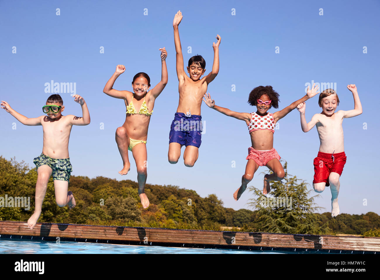 Gruppe von Kindern Sprung ins Freibad Stockfoto