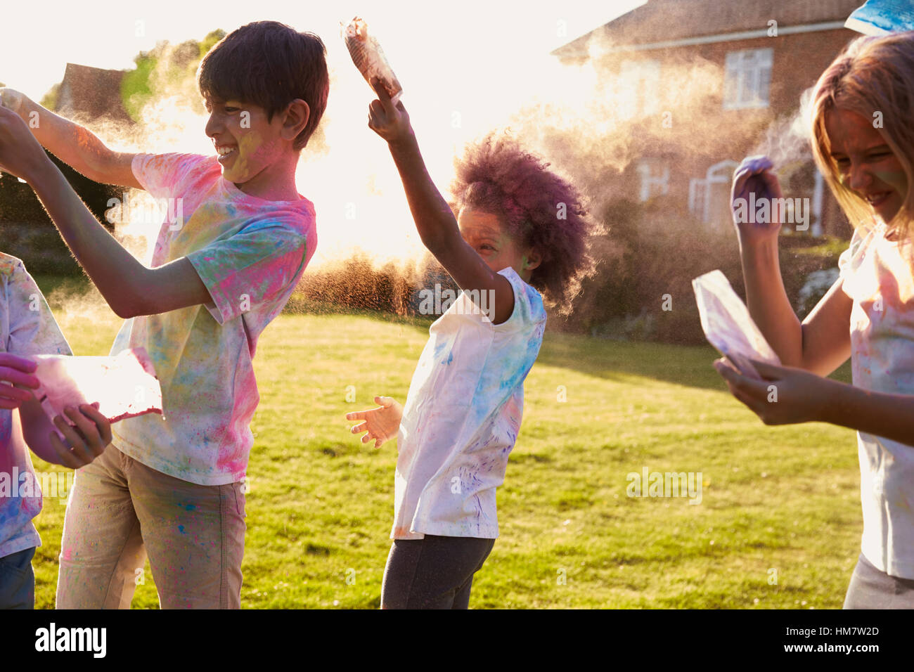 Kinder feiern Holi-Fest mit Paint Party Stockfoto