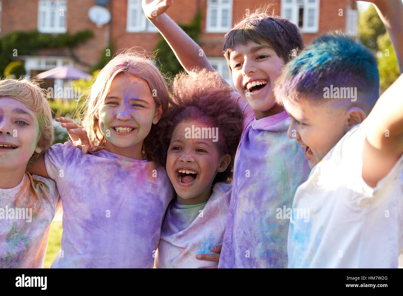 Porträt von Kindern feiern Holi-Fest Stockfoto