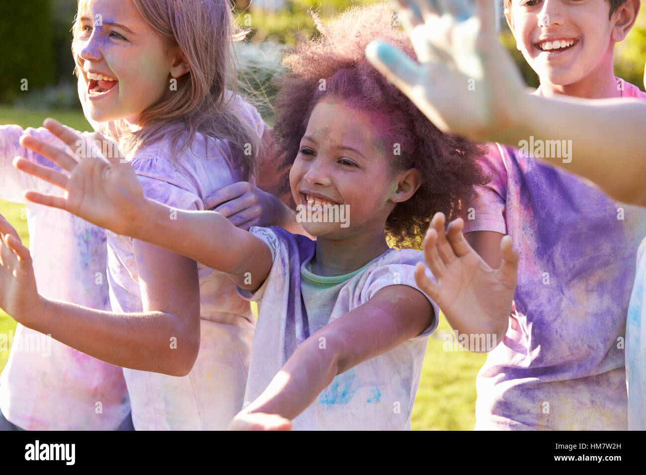 Porträt von Kindern feiern Holi-Fest Stockfoto