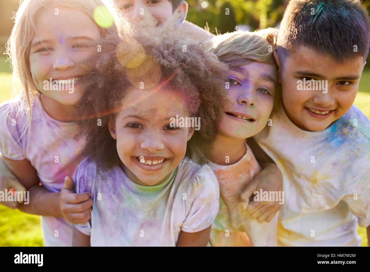 Porträt von Kindern feiern Holi-Fest Stockfoto