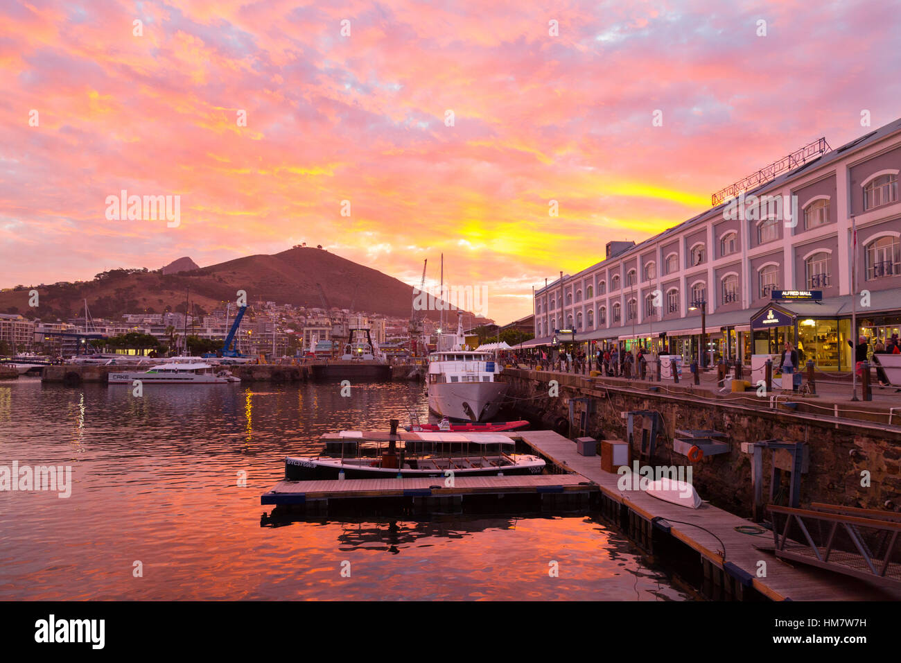 Kapstadt-Sonnenuntergang über Victoria & Alfred Waterfront, Cape Town, Südafrika Stockfoto