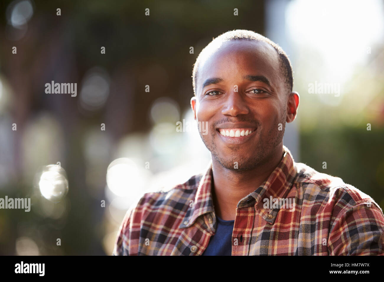 Junger schwarzer Mann draußen, Kopf und Schultern Porträt Stockfoto