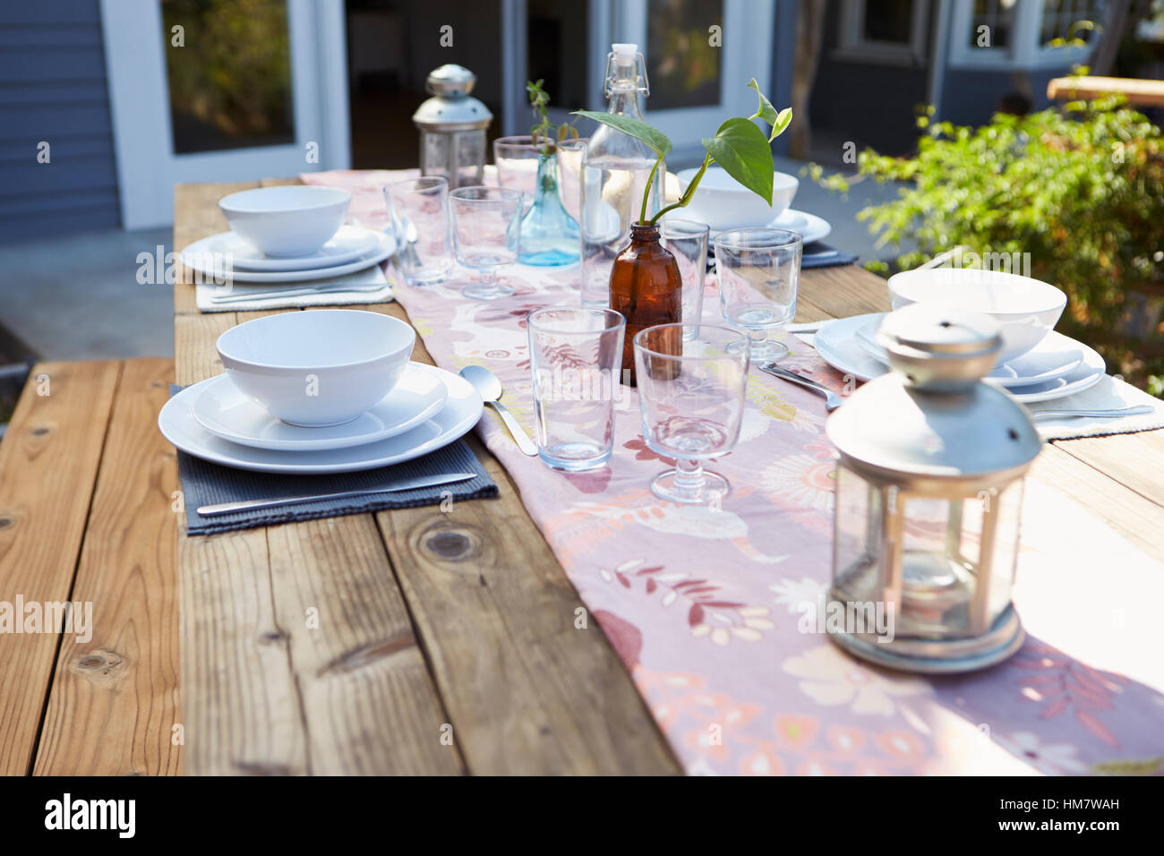 Tischset für Mahlzeit im Freien auf Holztisch im Garten Stockfoto