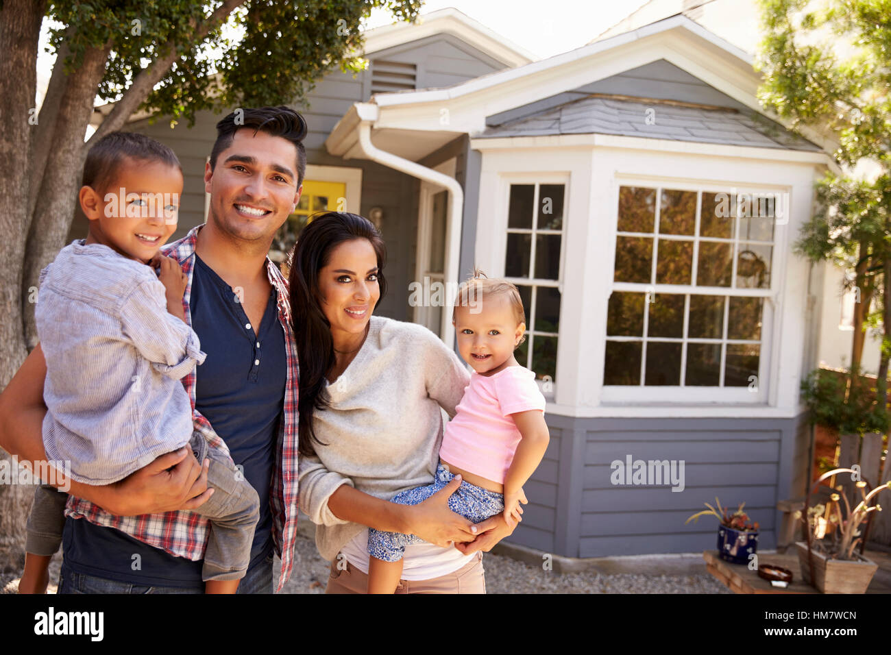 Porträt der Familie stehen draußen zuhause Stockfoto