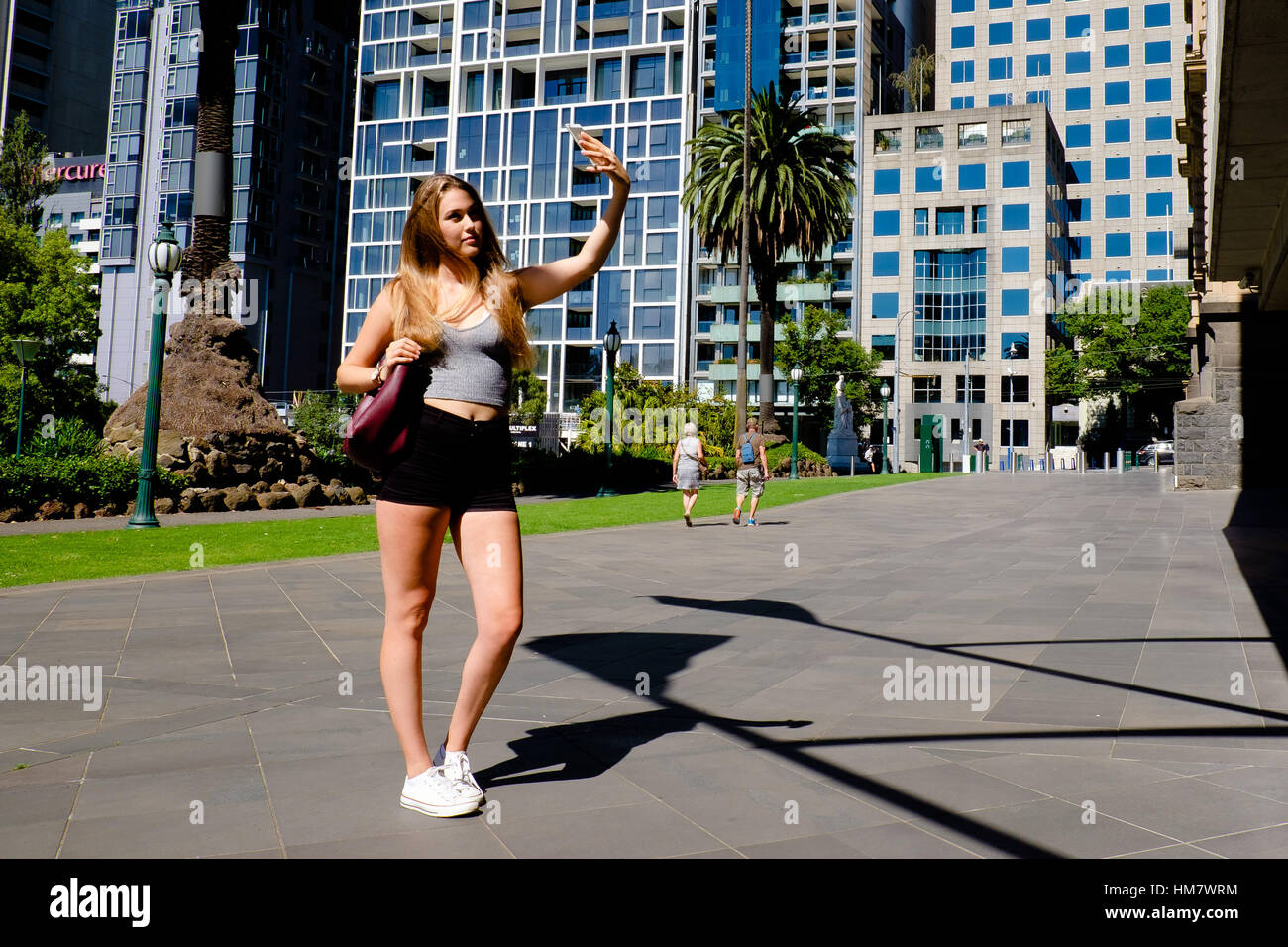 Junge Frau nimmt Selfie mit einem smartphone Stockfoto