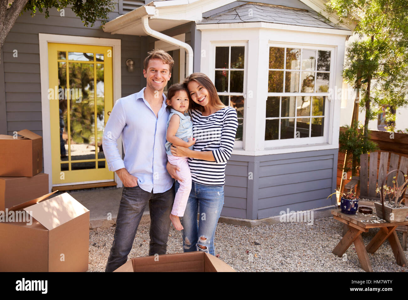 Porträt von aufgeregt Familie stehen außen neues Zuhause Stockfoto
