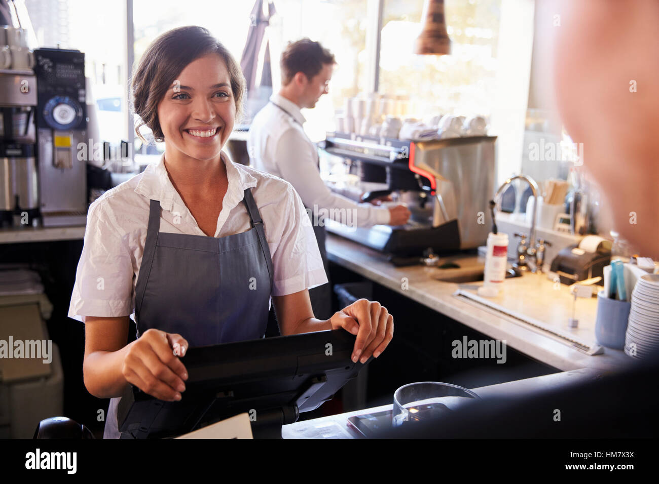 Frau nimmt die Bestellung des Kunden In Coffee-Shop Stockfoto