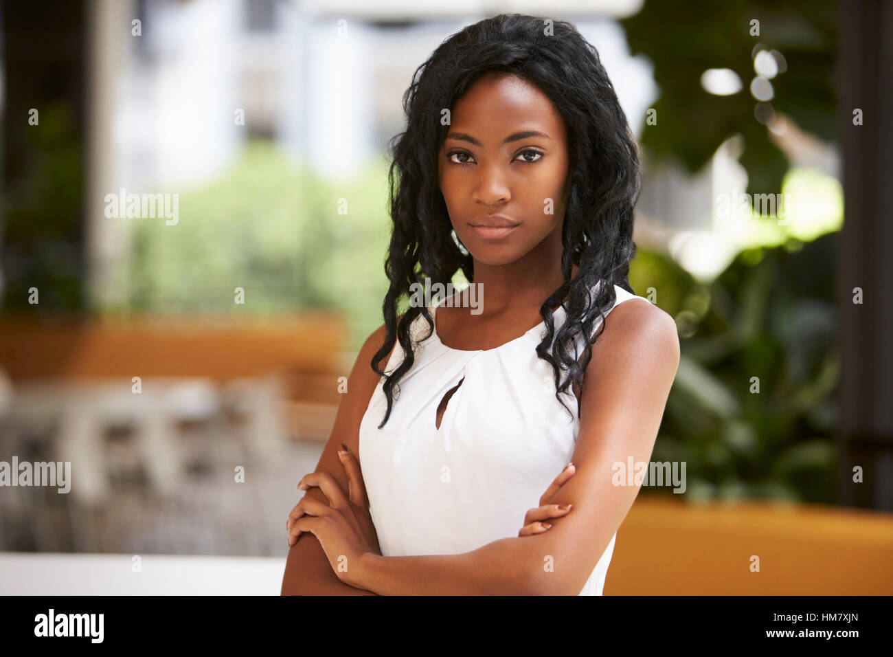 Porträt des jungen schwarzen Geschäftsfrau mit verschränkten Armen Stockfoto