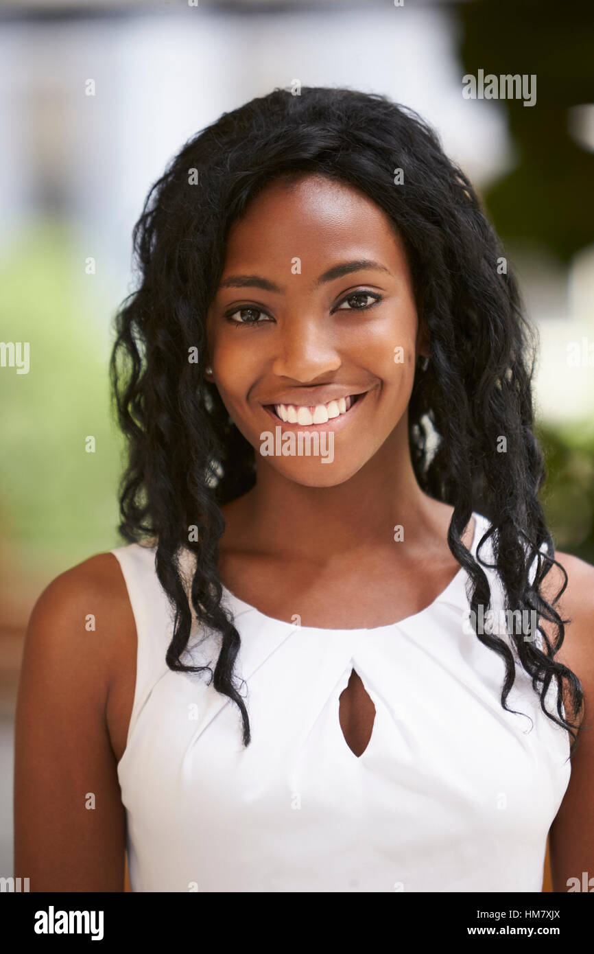 Vertikale Porträt des jungen schwarzen Geschäftsfrau Stockfoto