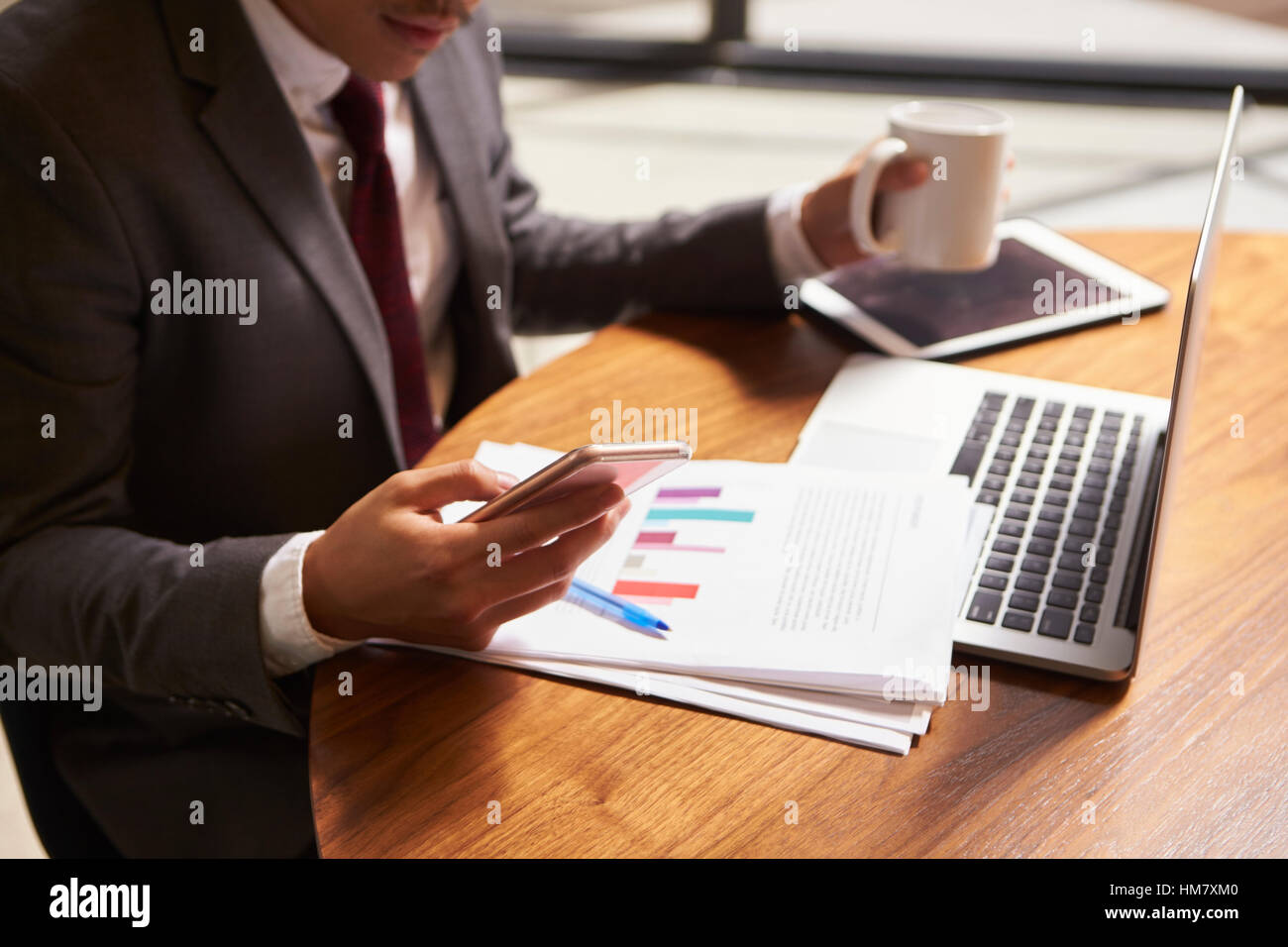 Geschäftsmann, arbeiten am Dokument halten Smartphone, Nahaufnahme Stockfoto