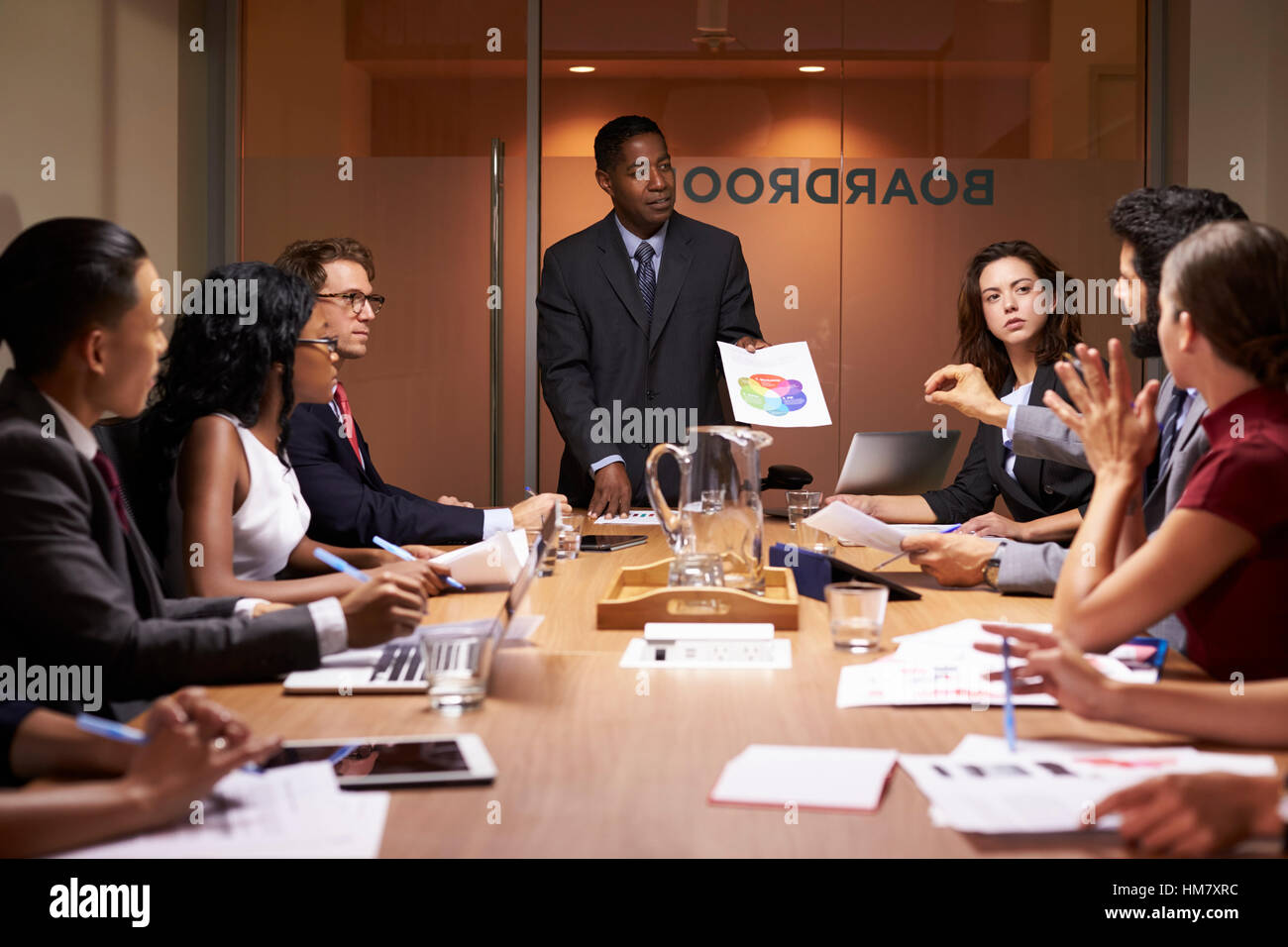 Schwarze Geschäftsmann steht, Kolleginnen und Kollegen der Tagung zu präsentieren Stockfoto