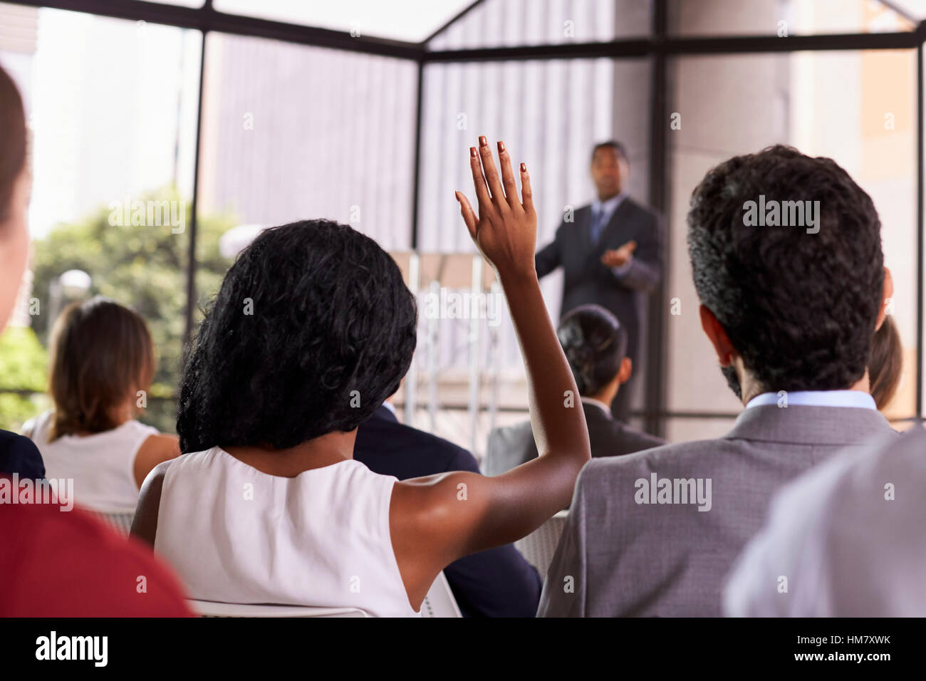 Frage aus dem Publikum auf einem Seminar, Fokus auf Vordergrund Stockfoto
