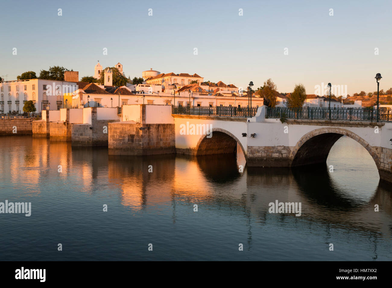 Sieben gewölbte römische Brücke und Stadt am Fluss Rio Gilao bei Sonnenaufgang, Tavira, Algarve, Portugal, Europa Stockfoto