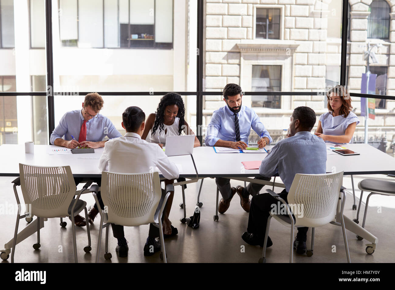 Grossunternehmen-Team arbeitet in ein modernes Großraumbüro Stockfoto